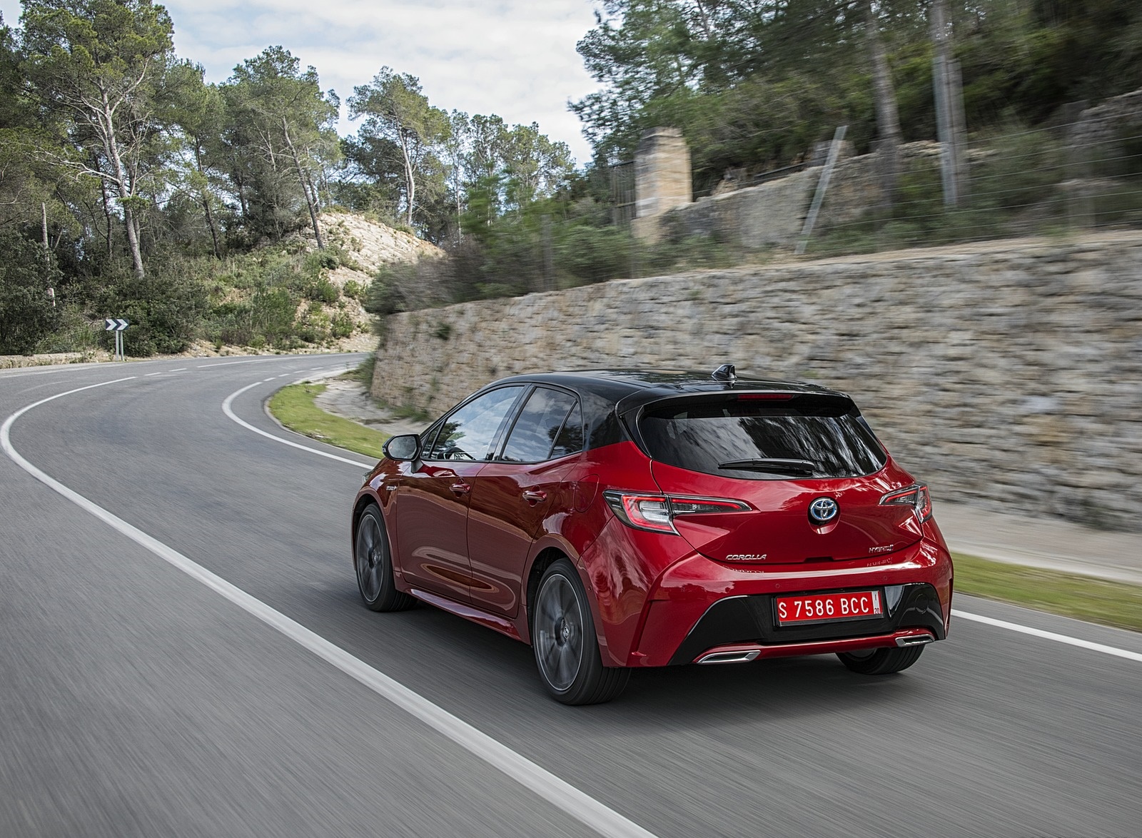 2019 Toyota Corolla Hatchback Hybrid 2.0L Red bitone (EU-Spec) Rear Three-Quarter Wallpapers #4 of 81