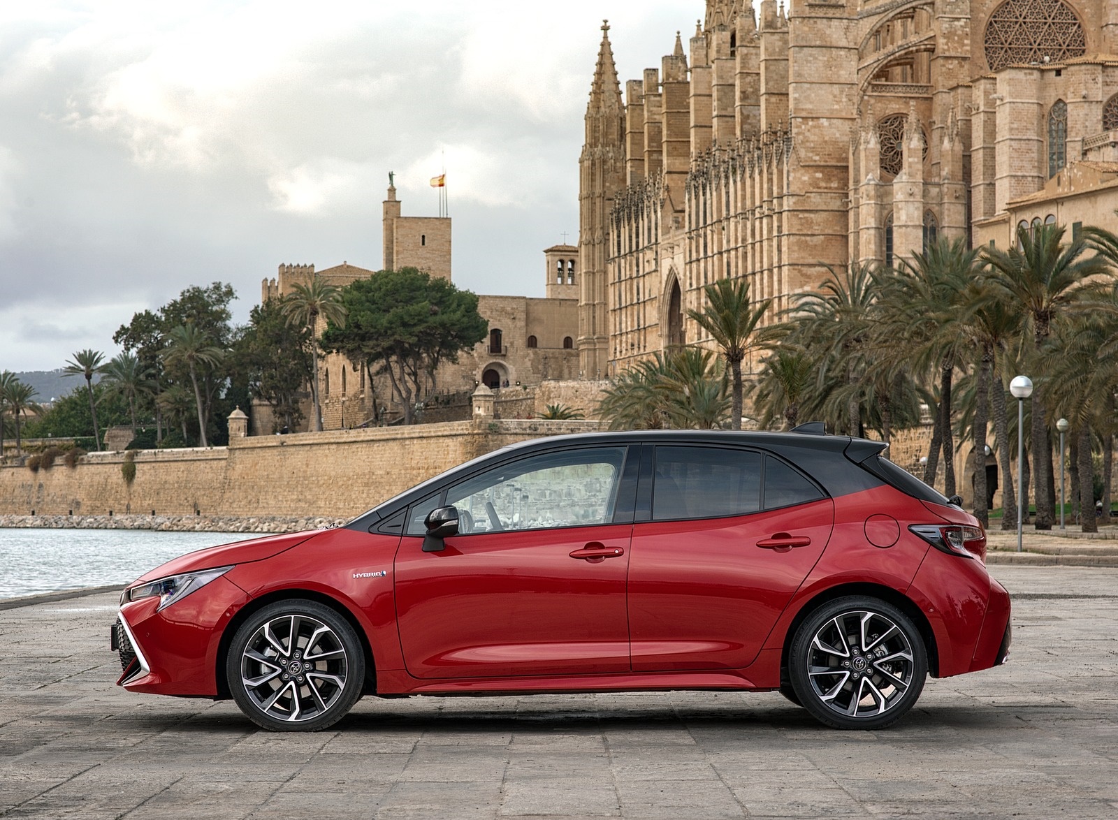 2019 Toyota Corolla Hatchback Hybrid 2.0L Red bitone (EU-Spec) Side Wallpapers #33 of 81