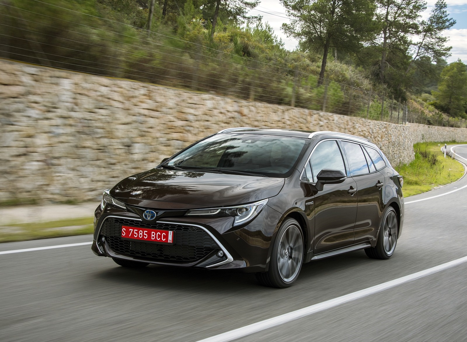 2019 Toyota Corolla Touring Sports 2.0L Brown (EU-Spec) Front Three-Quarter Wallpapers #7 of 71