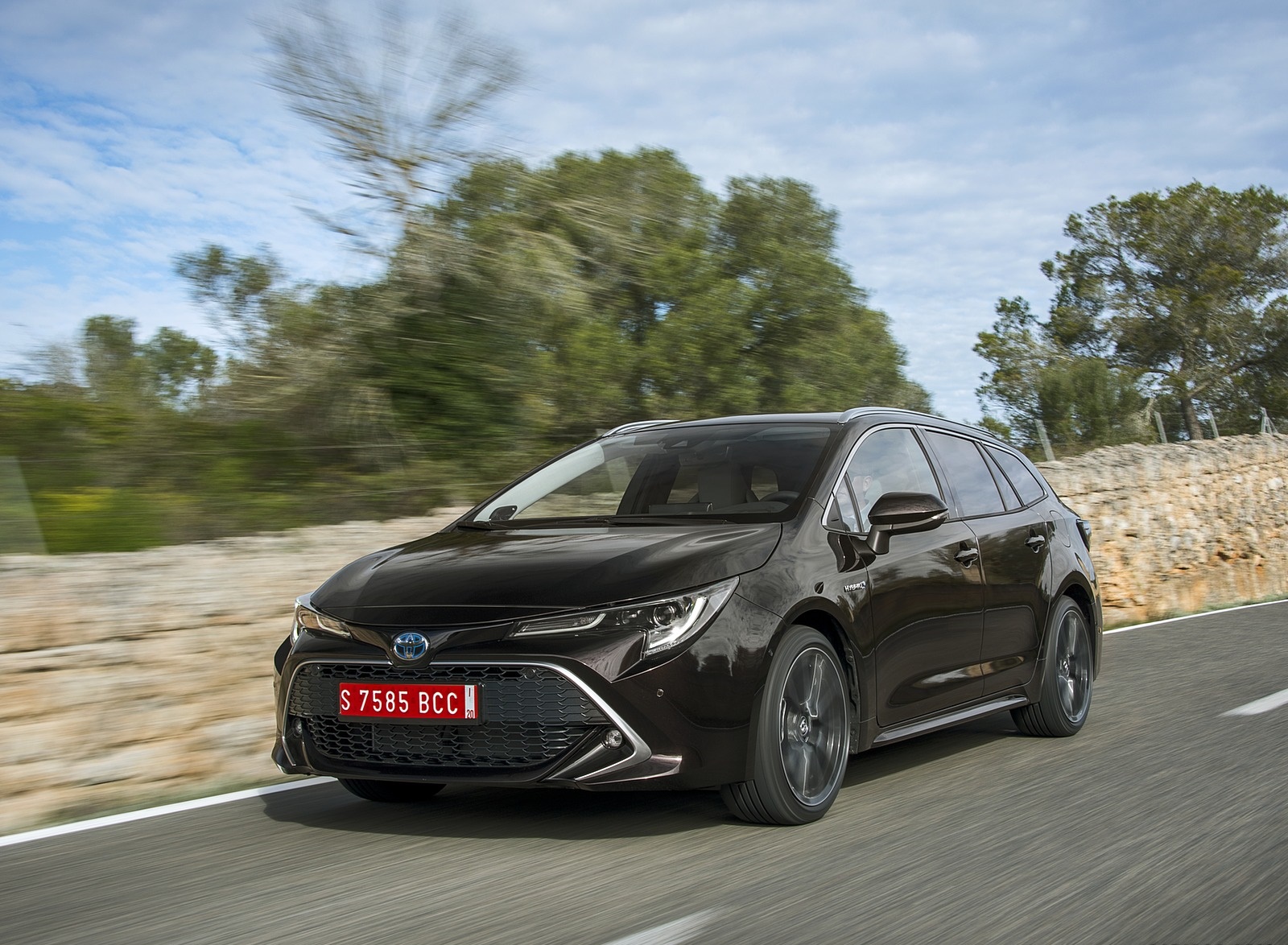 2019 Toyota Corolla Touring Sports 2.0L Brown (EU-Spec) Front Three-Quarter Wallpapers #9 of 71