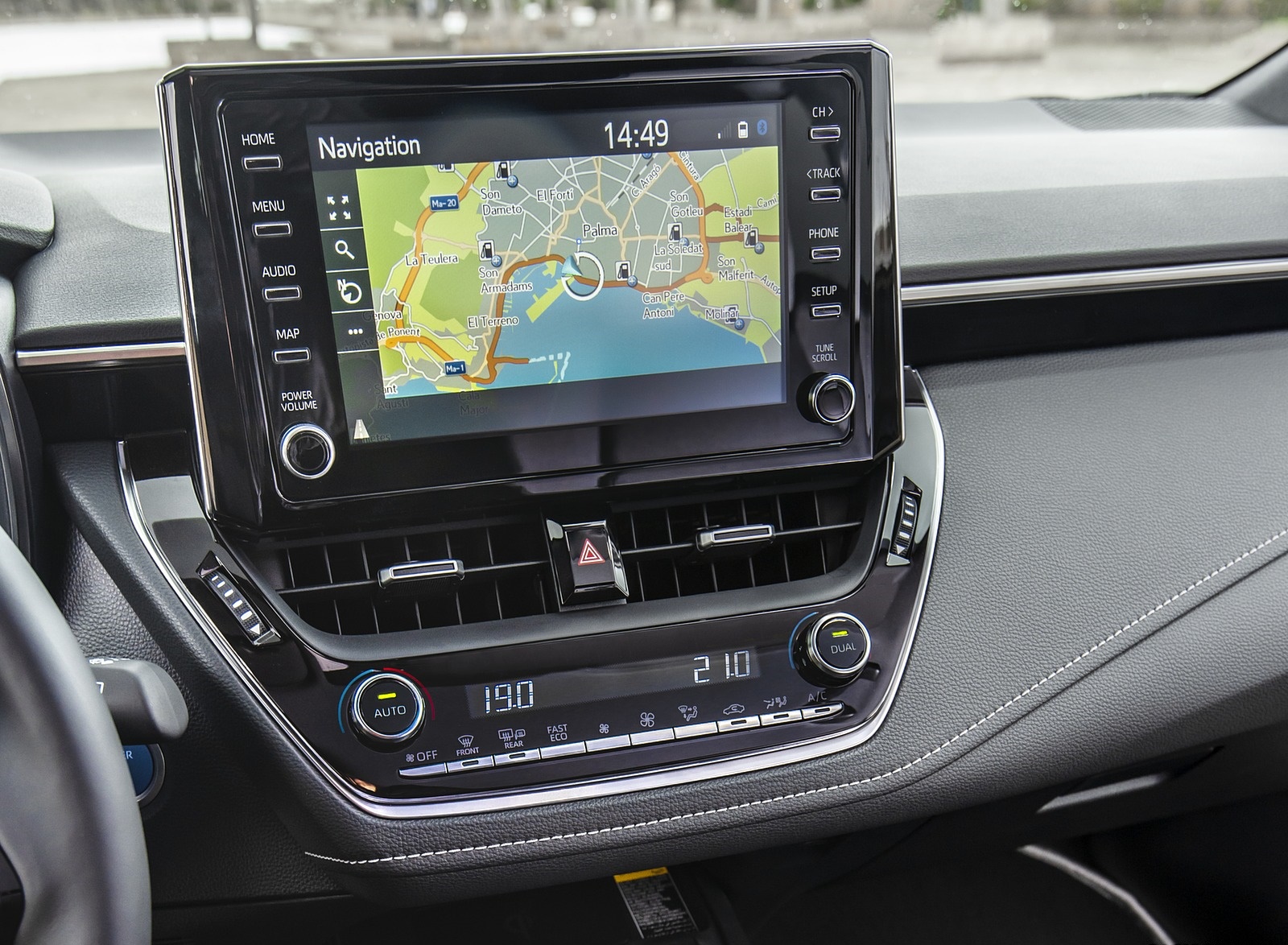 2019 Toyota Corolla Touring Sports Hybrid 1.8L Platinum (EU-Spec) Central Console Wallpapers #65 of 71
