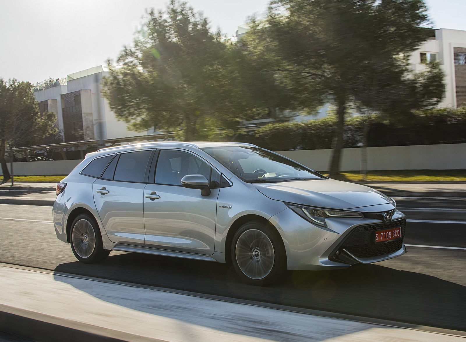 2019 Toyota Corolla Touring Sports Hybrid 1.8L Platinum (EU-Spec) Front Three-Quarter Wallpapers #30 of 71