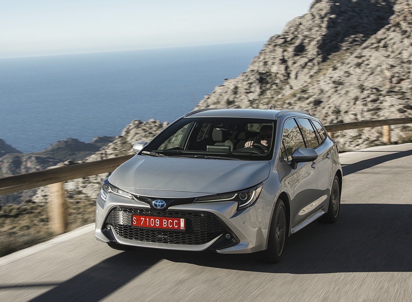 2019 Toyota Corolla Touring Sports Hybrid 1.8L Platinum (EU-Spec) Front Three-Quarter Wallpapers #33 of 71