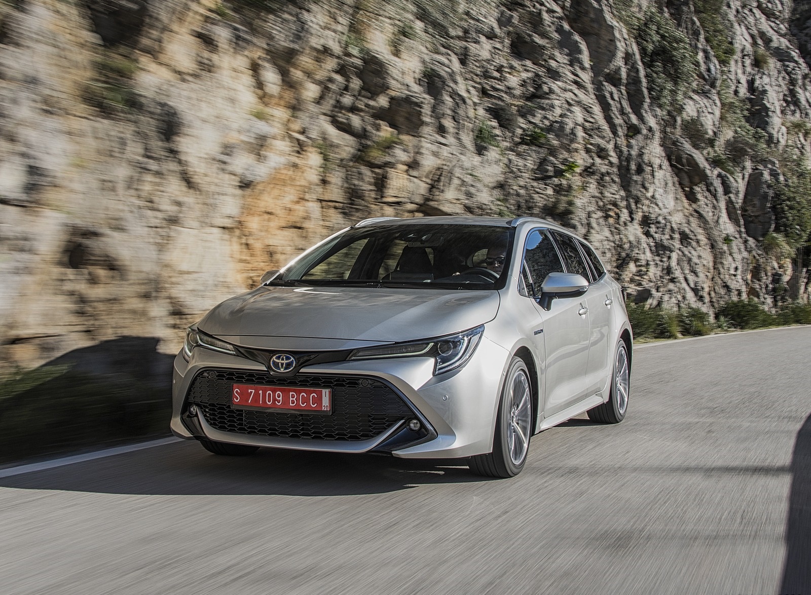 2019 Toyota Corolla Touring Sports Hybrid 1.8L Platinum (EU-Spec) Front Wallpapers #34 of 71