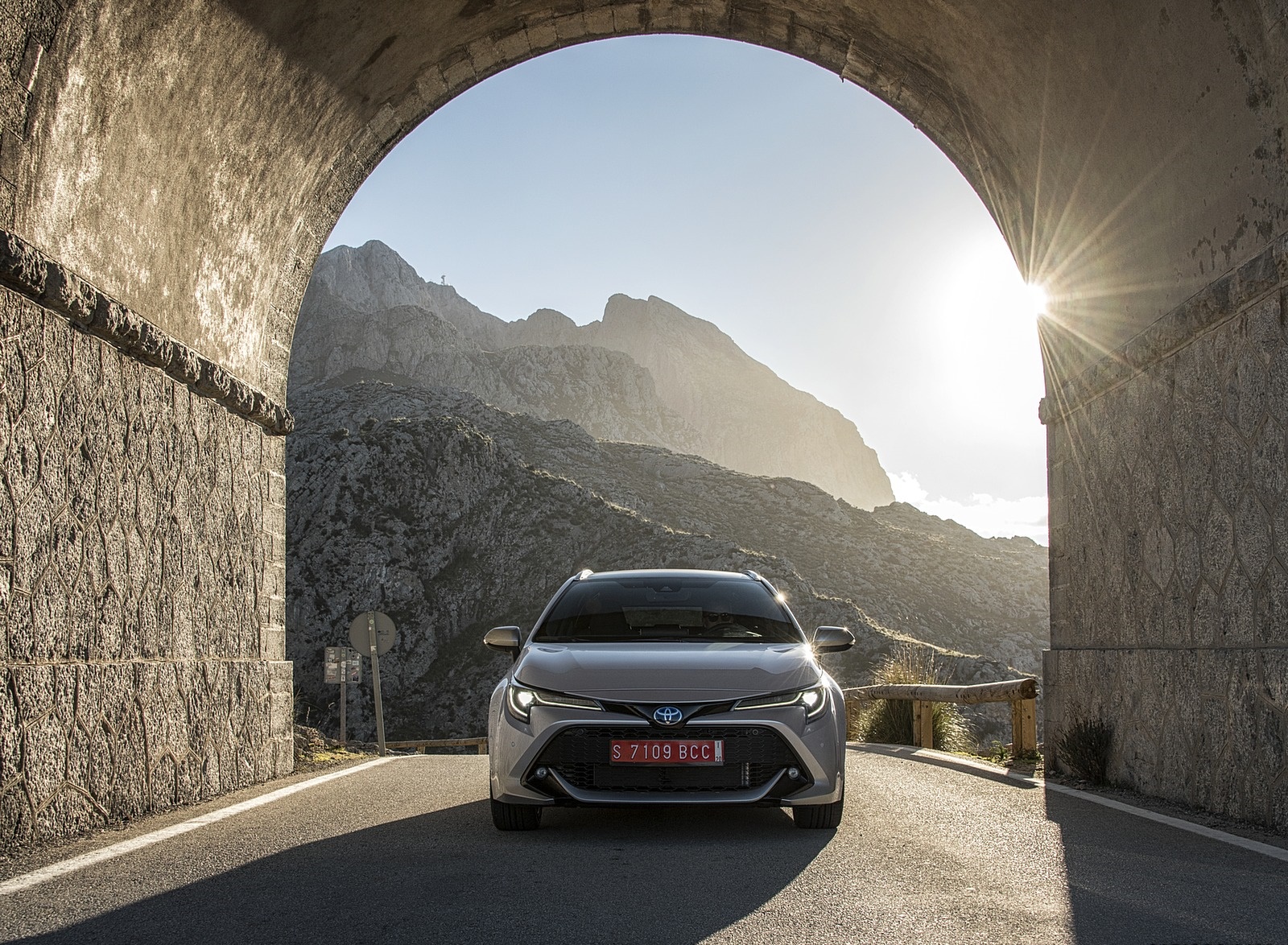 2019 Toyota Corolla Touring Sports Hybrid 1.8L Platinum (EU-Spec) Front Wallpapers #47 of 71