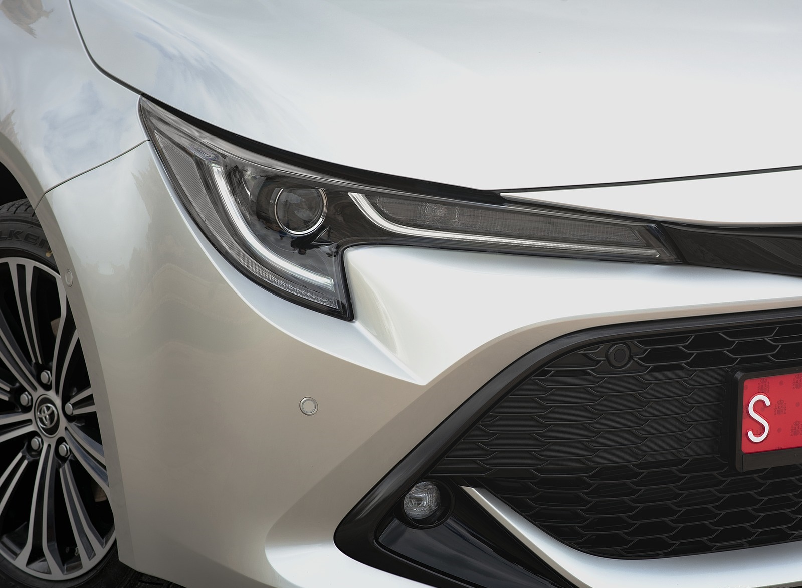 2019 Toyota Corolla Touring Sports Hybrid 1.8L Platinum (EU-Spec) Headlight Wallpapers #51 of 71