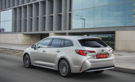 2019 Toyota Corolla Touring Sports Hybrid 1.8L Platinum (EU-Spec) Rear Three-Quarter Wallpapers 450x275 (36)