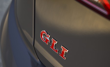 2019 Volkswagen Jetta GLI Badge Wallpapers 450x275 (21)