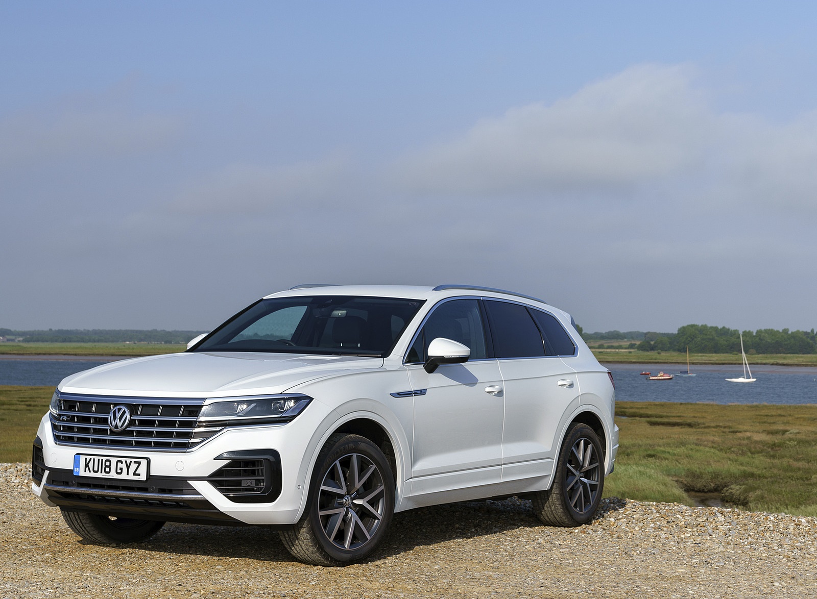 2019 Volkswagen Touareg V6 TDI R-Line (UK-Spec) Front Three-Quarter Wallpapers #5 of 43