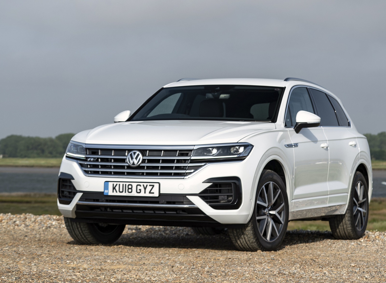 2019 Volkswagen Touareg V6 TDI R-Line (UK-Spec) Front Three-Quarter Wallpapers #6 of 43