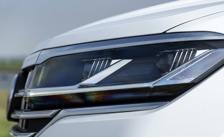 2019 Volkswagen Touareg V6 TDI R-Line (UK-Spec) Headlight Wallpapers 450x275 (27)
