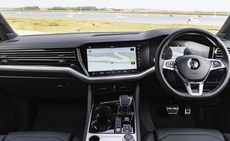 2019 Volkswagen Touareg V6 TDI R-Line (UK-Spec) Interior Cockpit Wallpapers 450x275 (38)
