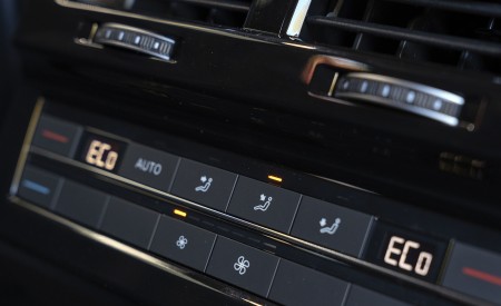 2019 Volkswagen Touareg V6 TDI R-Line (UK-Spec) Interior Detail Wallpapers 450x275 (37)