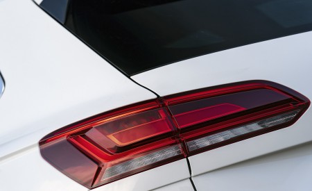 2019 Volkswagen Touareg V6 TDI R-Line (UK-Spec) Tail Light Wallpapers 450x275 (29)