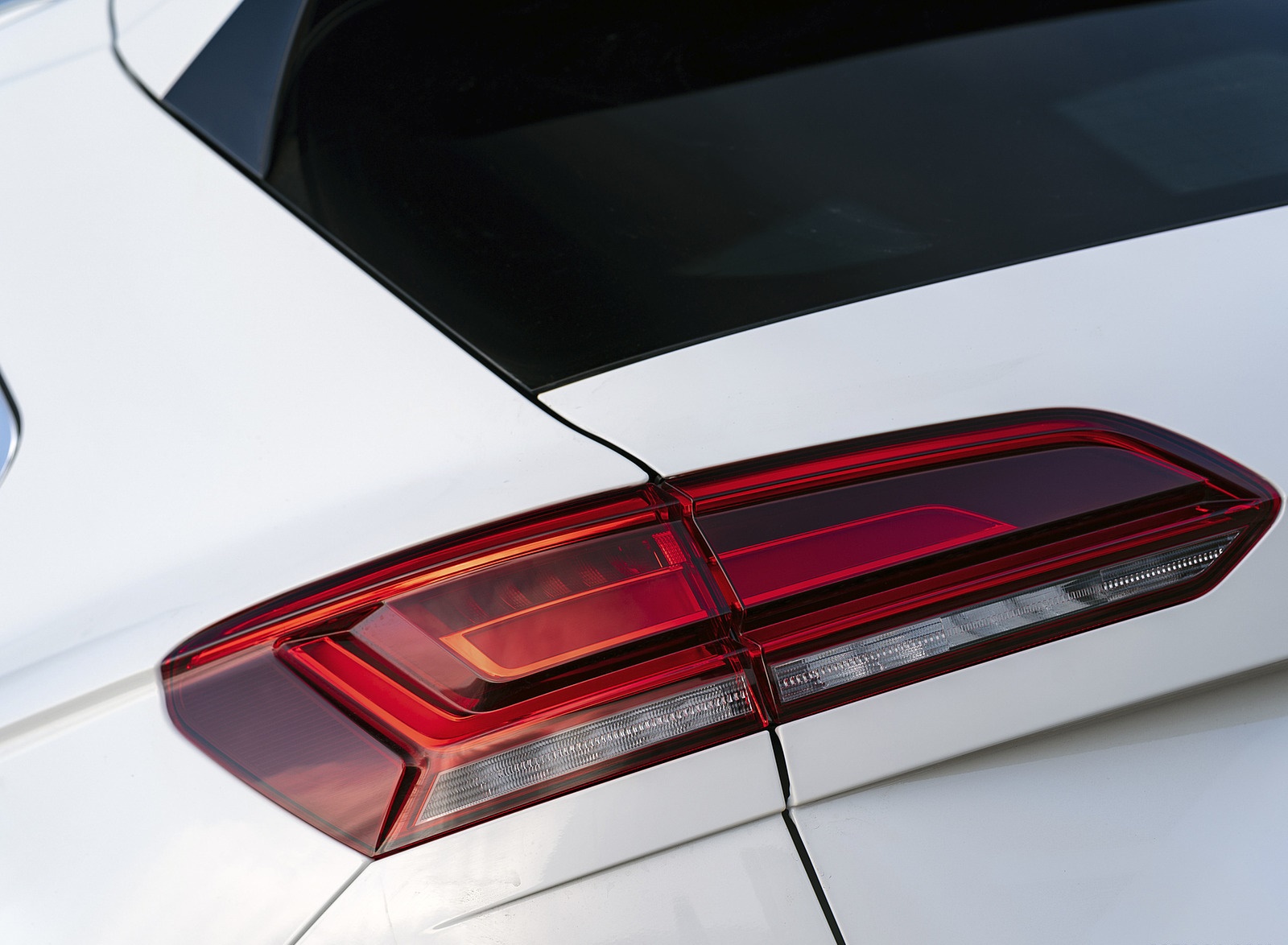 2019 Volkswagen Touareg V6 TDI R-Line (UK-Spec) Tail Light Wallpapers #29 of 43