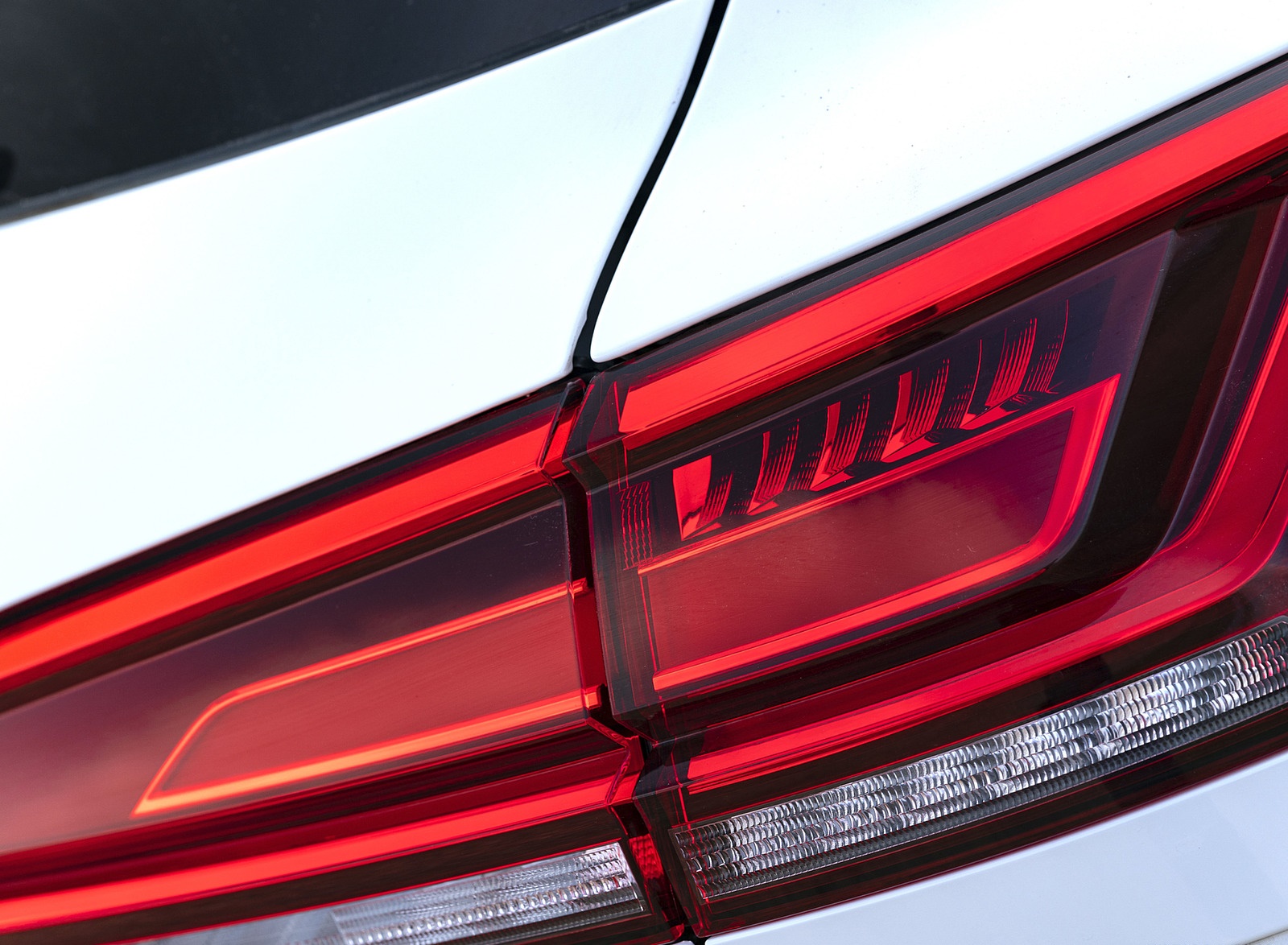2019 Volkswagen Touareg V6 TDI R-Line (UK-Spec) Tail Light Wallpapers #30 of 43