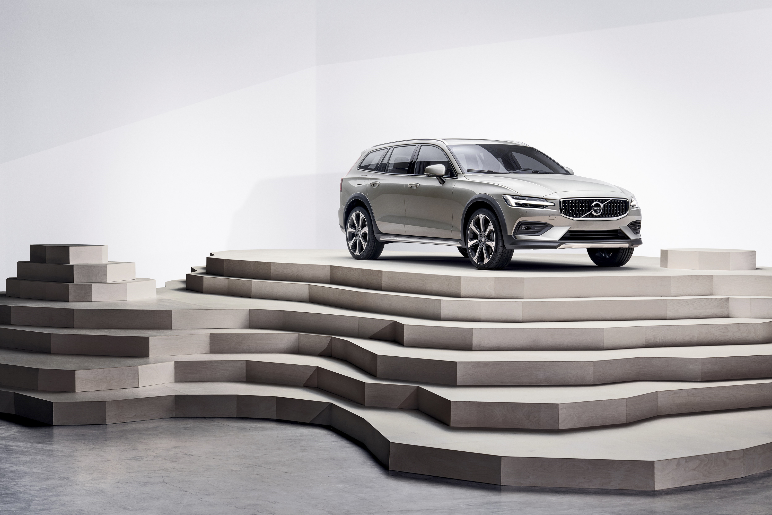 2019 Volvo V60 Cross Country Front Three-Quarter Wallpapers #21 of 28