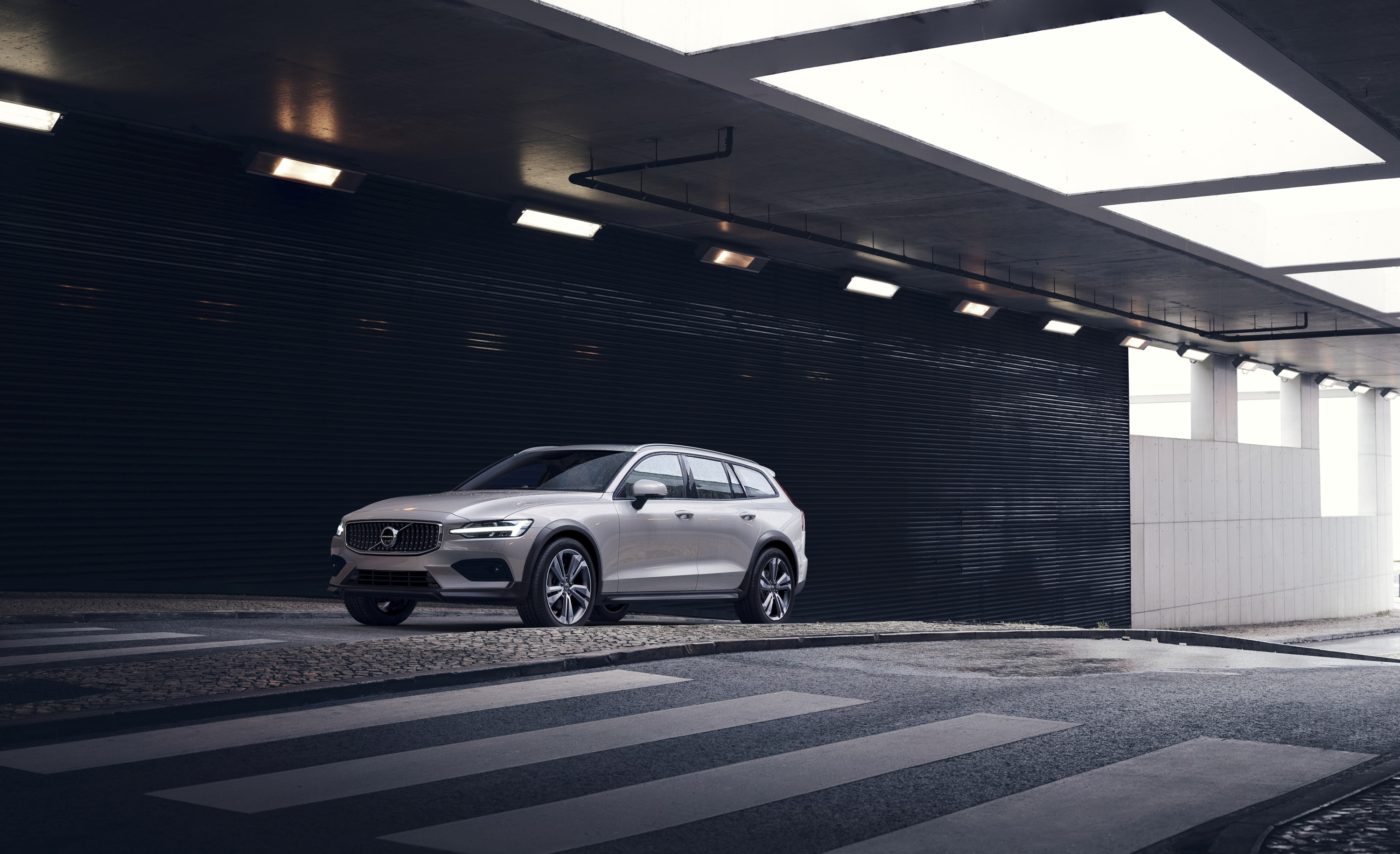 2019 Volvo V60 Cross Country Front Three-Quarter Wallpapers #1 of 28