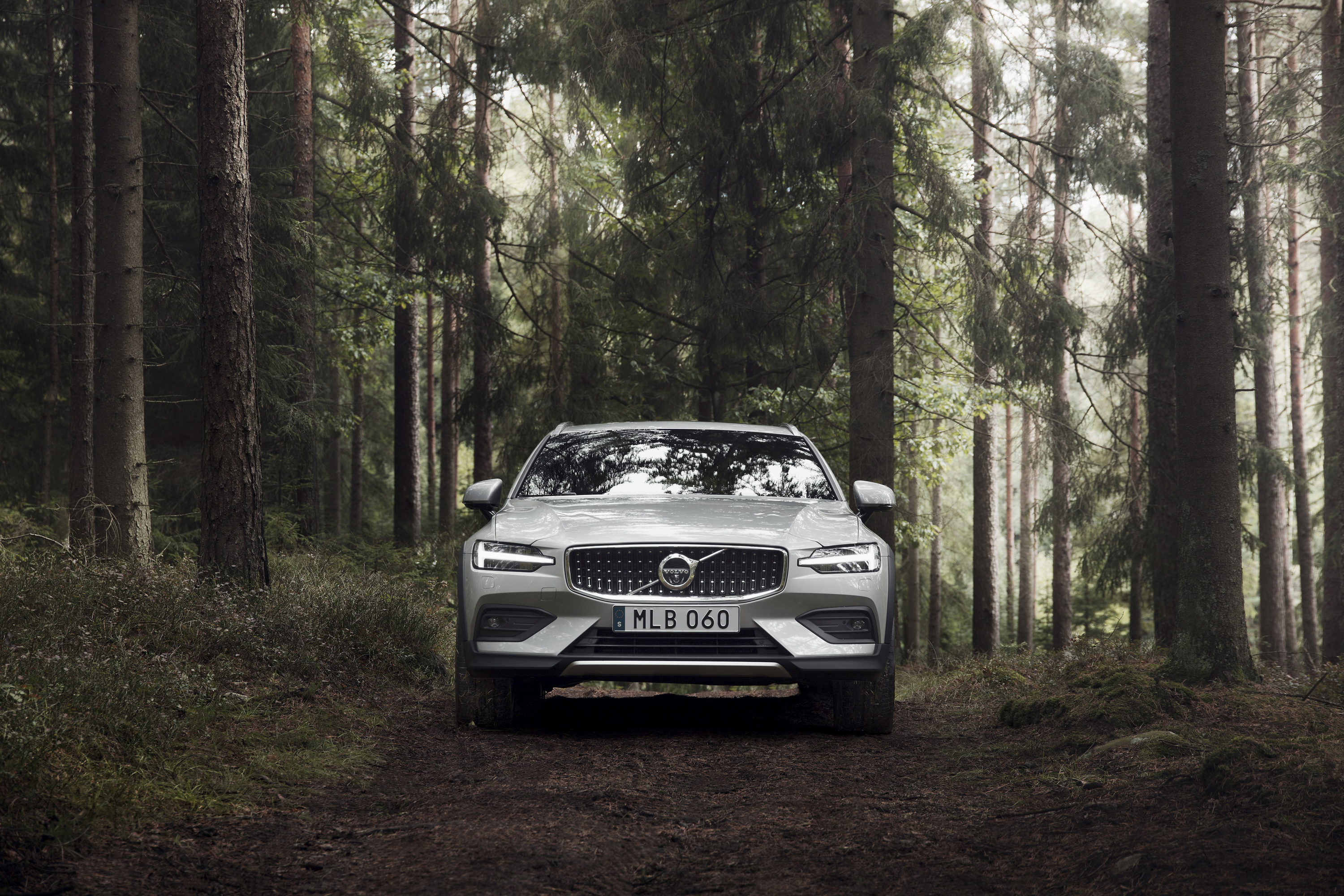 2019 Volvo V60 Cross Country Front Wallpapers #7 of 28