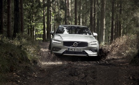 2019 Volvo V60 Cross Country Front Wallpapers 450x275 (8)