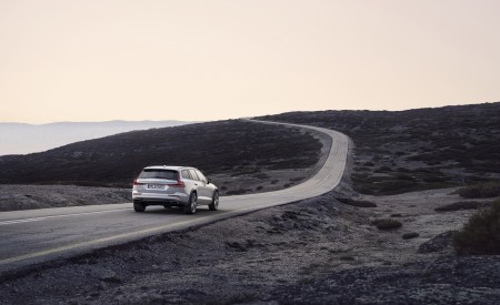 2019 Volvo V60 Cross Country Rear Three-Quarter Wallpapers 450x275 (3)