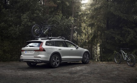 2019 Volvo V60 Cross Country Rear Three-Quarter Wallpapers 450x275 (4)