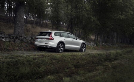 2019 Volvo V60 Cross Country Rear Three-Quarter Wallpapers 450x275 (9)