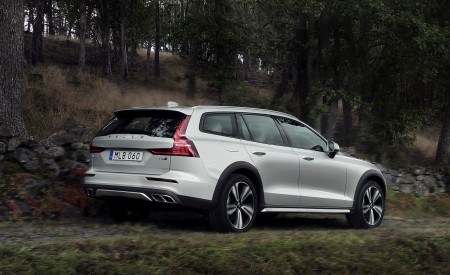 2019 Volvo V60 Cross Country Rear Three-Quarter Wallpapers 450x275 (5)