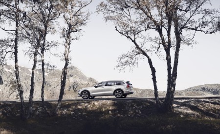 2019 Volvo V60 Cross Country Side Wallpapers 450x275 (10)