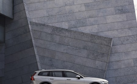 2019 Volvo V60 Cross Country Side Wallpapers 450x275 (12)