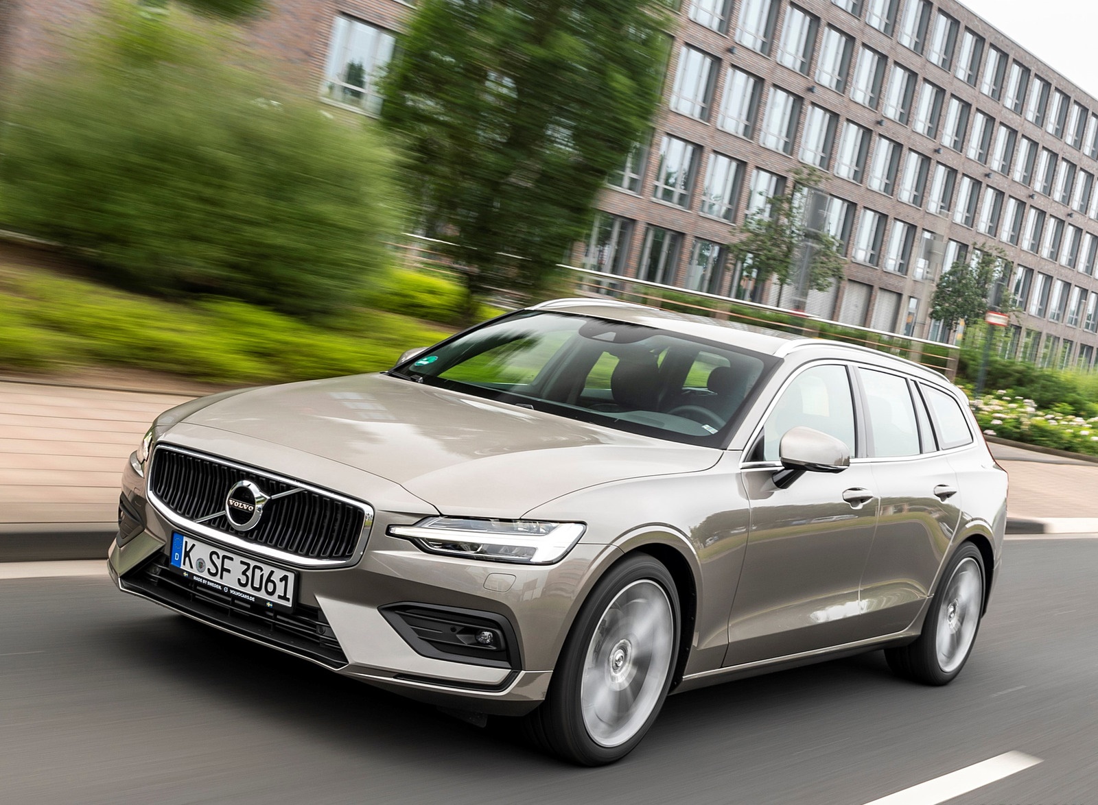 2019 Volvo V60 D4 Front Three-Quarter Wallpapers #106 of 140