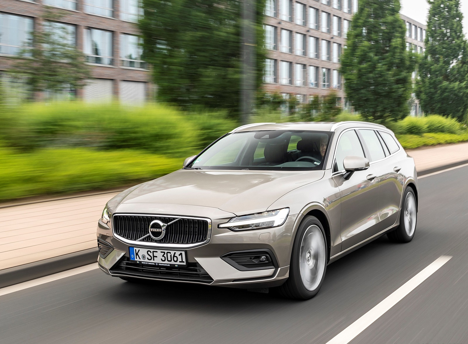 2019 Volvo V60 D4 Front Three-Quarter Wallpapers #107 of 140