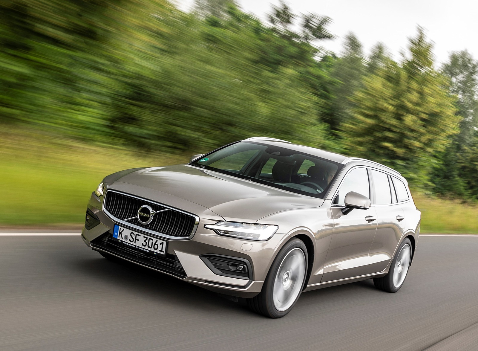 2019 Volvo V60 D4 Front Three-Quarter Wallpapers #104 of 140
