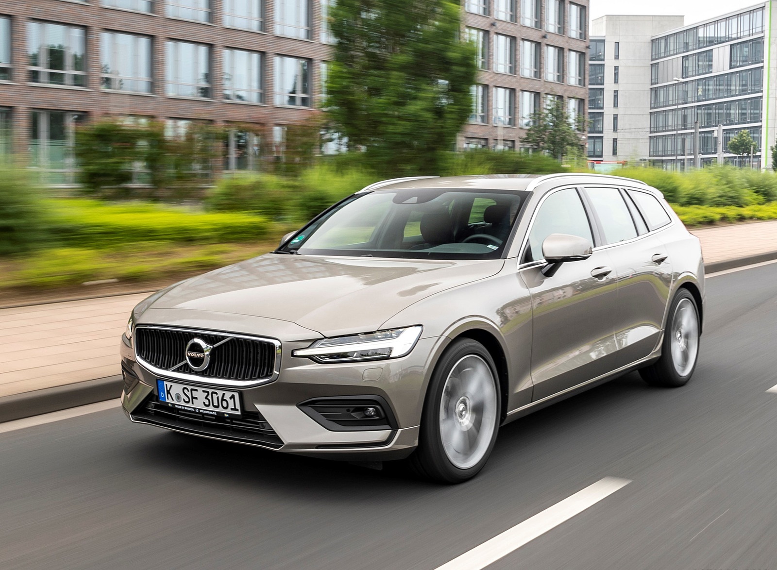 2019 Volvo V60 D4 Front Three-Quarter Wallpapers #108 of 140