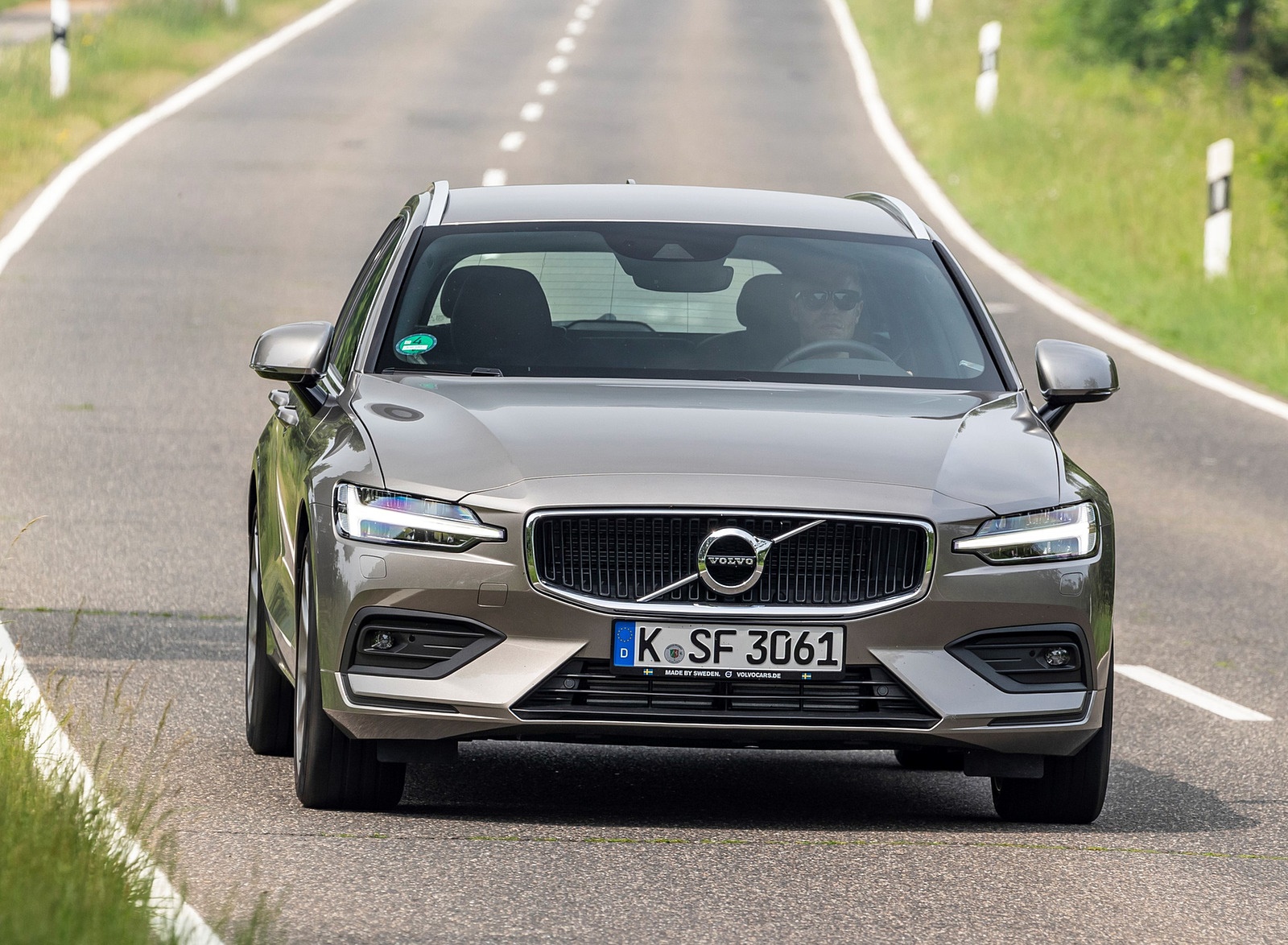 2019 Volvo V60 D4 Front Wallpapers #102 of 140