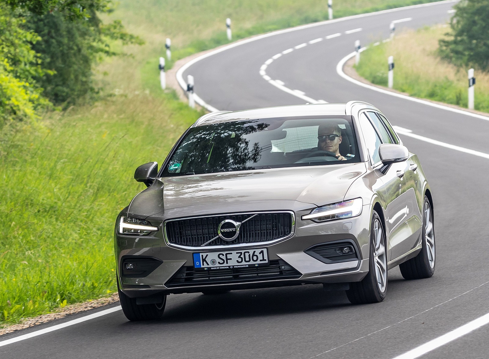2019 Volvo V60 D4 Front Wallpapers #110 of 140