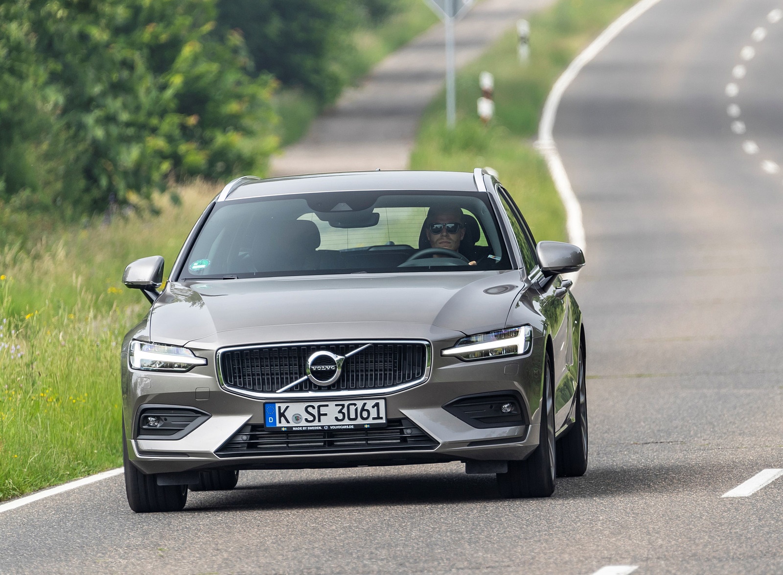 2019 Volvo V60 D4 Front Wallpapers #101 of 140