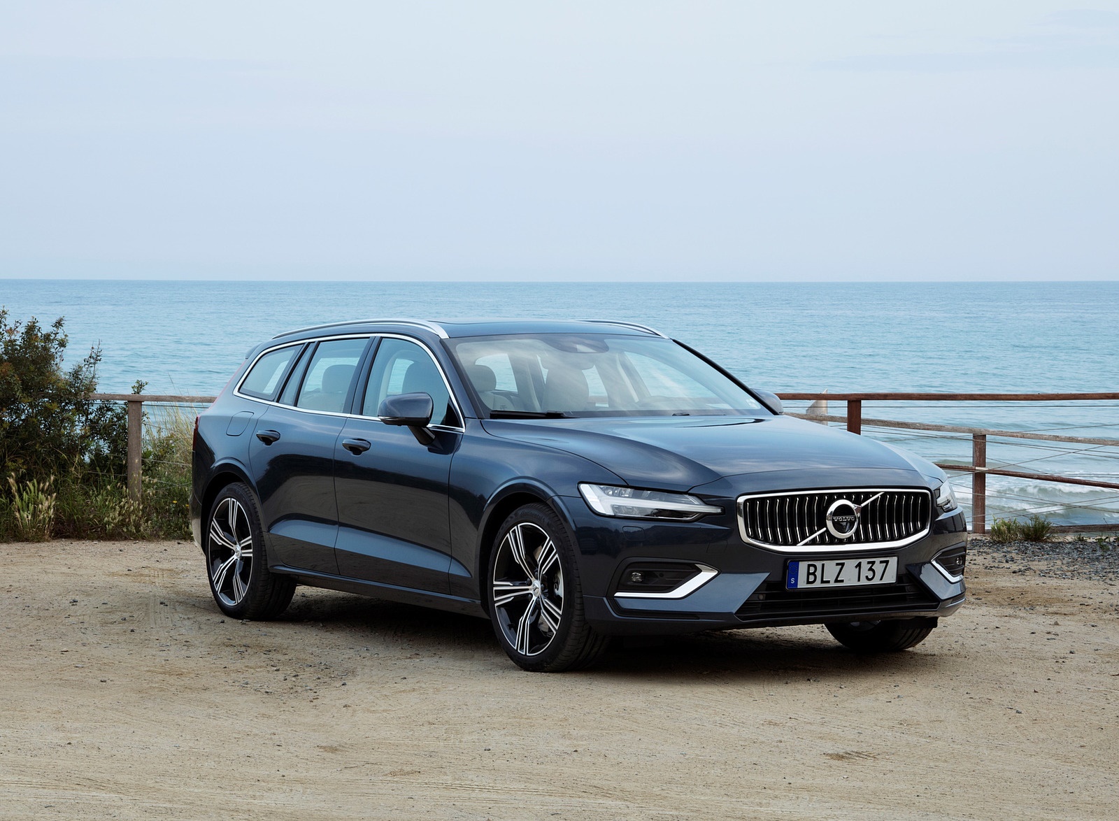 2019 Volvo V60 D4 Inscription (Color: Denim Blue) Front Three-Quarter Wallpapers #66 of 140