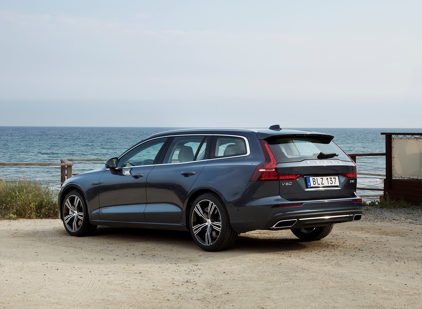 2019 Volvo V60 D4 Inscription (Color: Denim Blue) Rear Three-Quarter Wallpapers #68 of 140