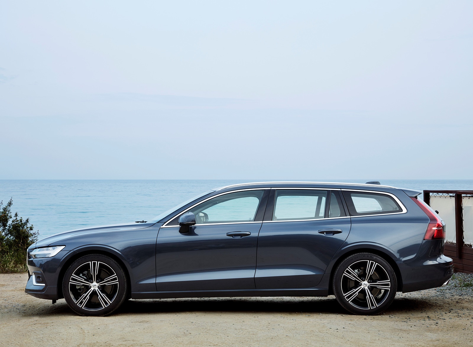 2019 Volvo V60 D4 Inscription (Color: Denim Blue) Side Wallpapers #70 of 140