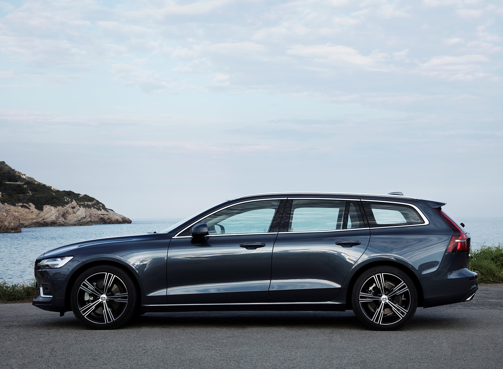 2019 Volvo V60 D4 Inscription (Color: Denim Blue) Side Wallpapers #71 of 140