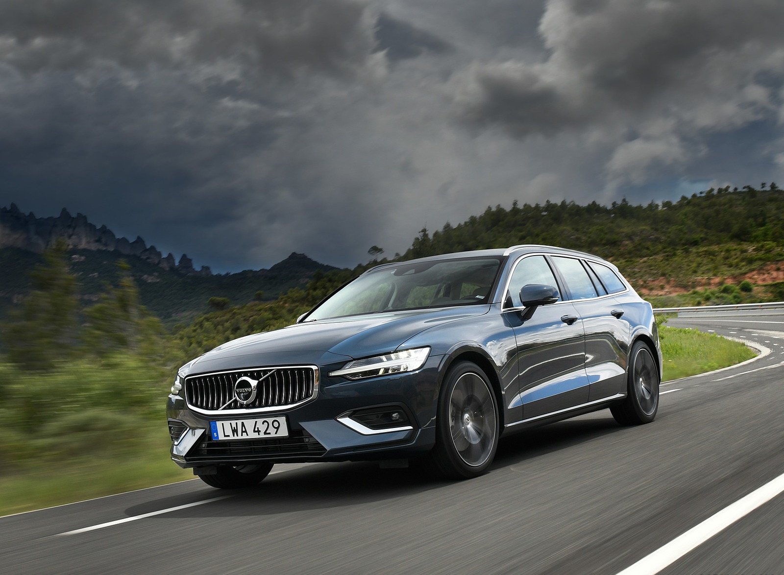 2019 Volvo V60 Front Three-Quarter Wallpapers #60 of 140