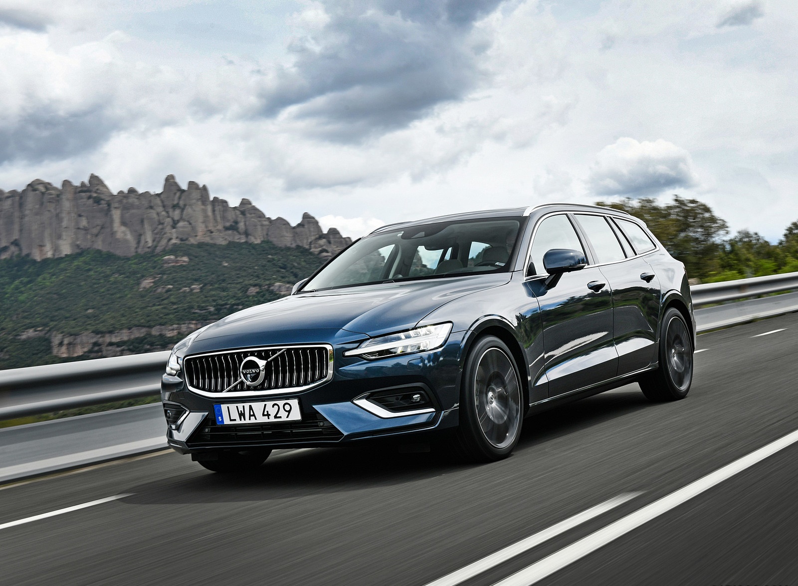 2019 Volvo V60 Front Three-Quarter Wallpapers #7 of 140