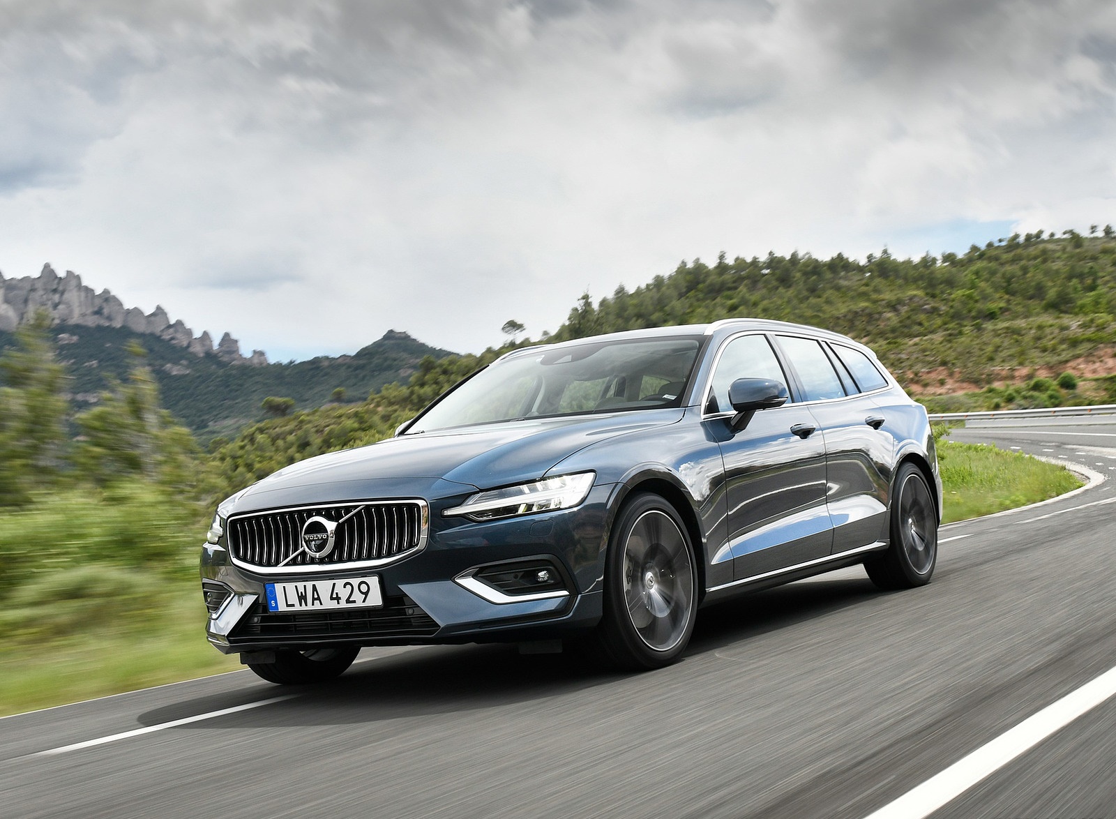 2019 Volvo V60 Front Three-Quarter Wallpapers #61 of 140