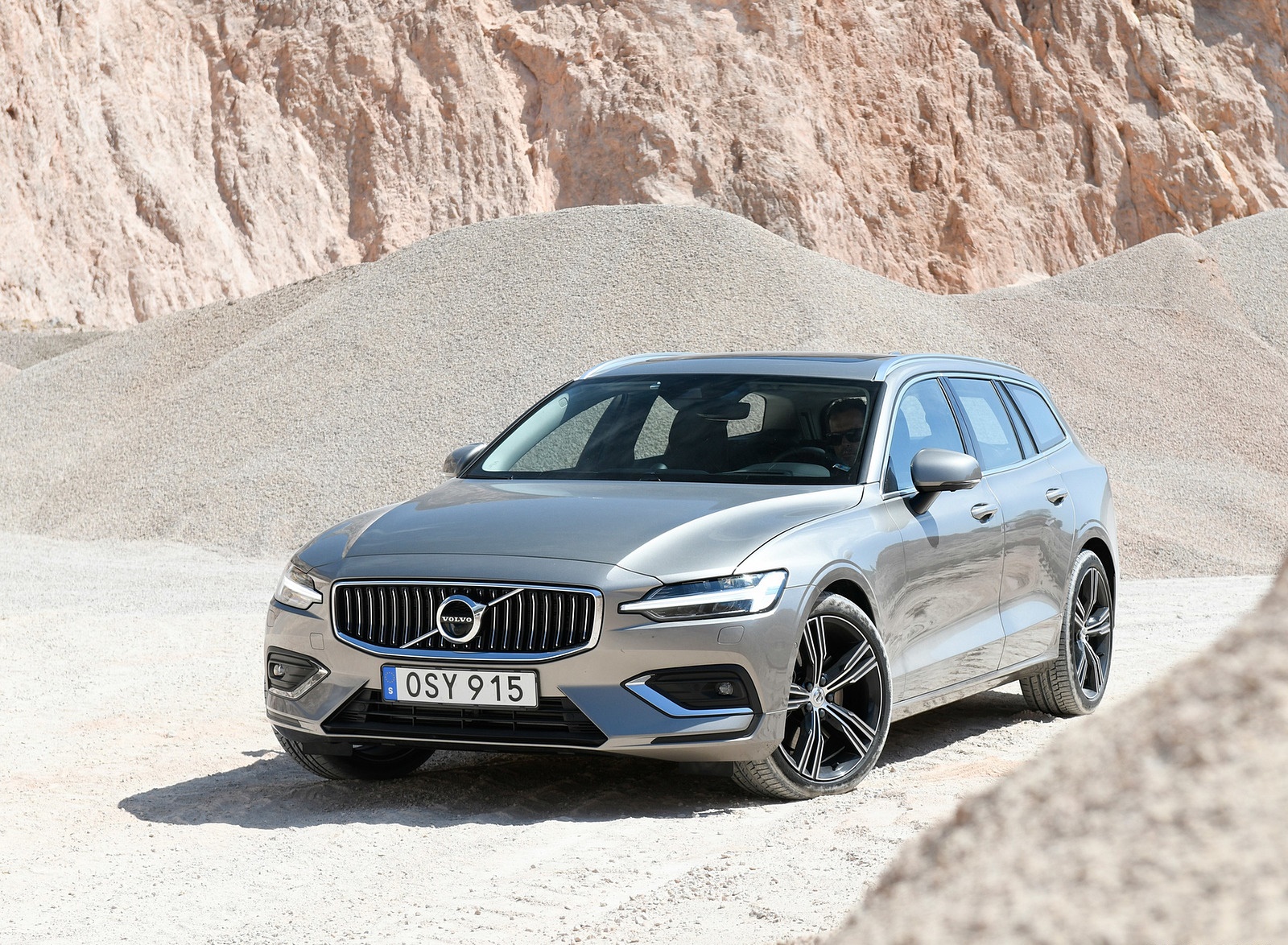 2019 Volvo V60 Front Three-Quarter Wallpapers #90 of 140