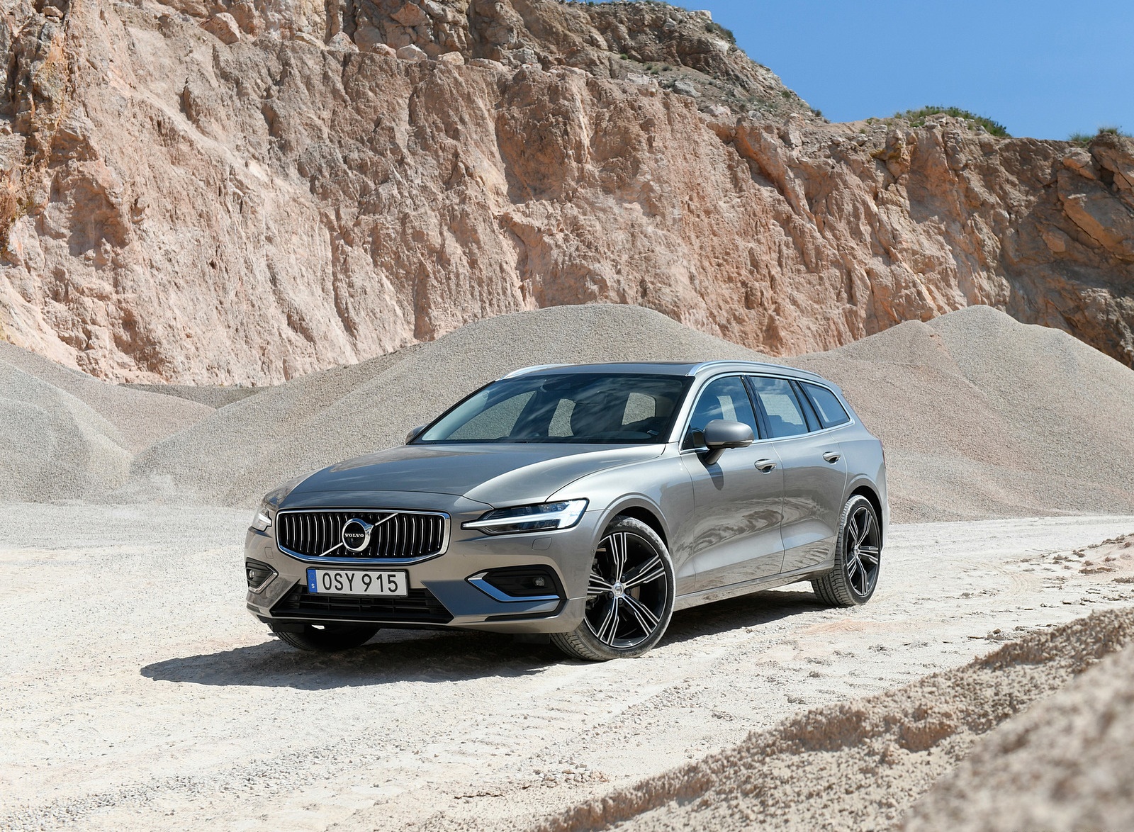 2019 Volvo V60 Front Three-Quarter Wallpapers #91 of 140