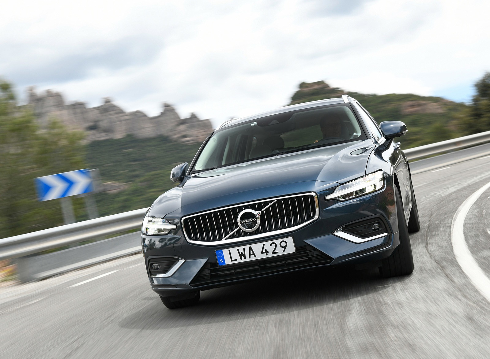 2019 Volvo V60 Front Wallpapers (1)