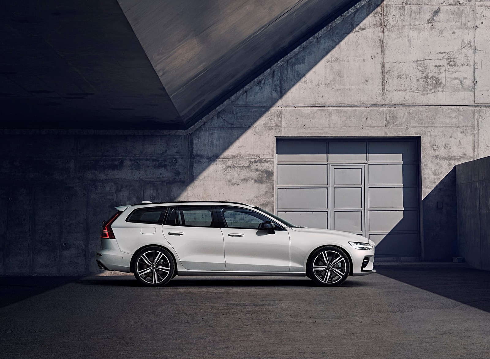 2019 Volvo V60 R-Design Side Wallpapers #130 of 140