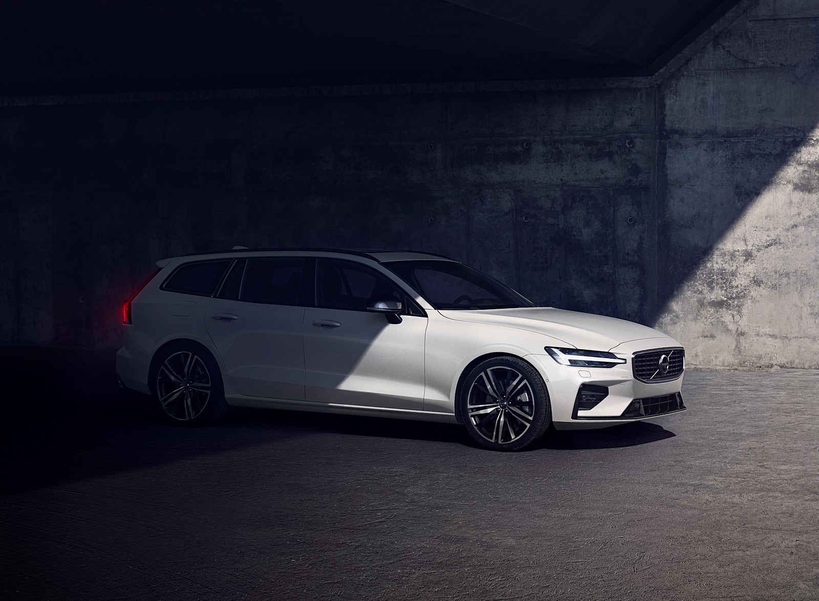 2019 Volvo V60 R-Design Side Wallpapers #131 of 140