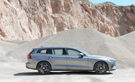 2019 Volvo V60 Side Wallpapers 450x275 (93)